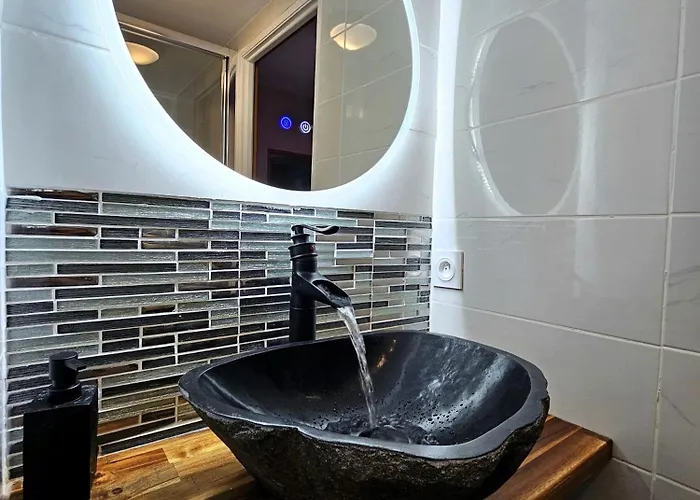 Confort ! Ville, Calme, Cinema Prive, Climatisation, Parking, Wifi Apartment *